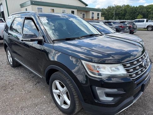 Used 2017 Ford Explorer XLT AWD/4WD image 3