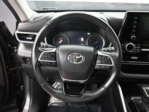 Used 2020 Toyota Highlander XLE AWD/4WD image 22