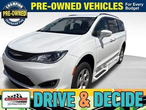 Used 2017 Chrysler Pacifica Touring-L Plus FWD image 1