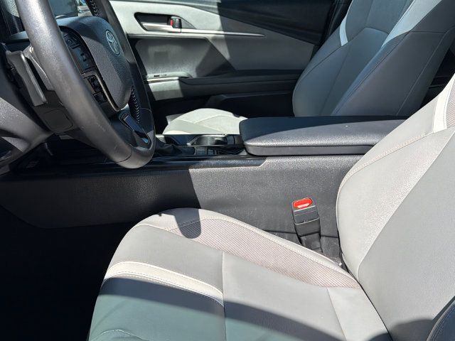 Used 2025 Toyota Camry SE w/ Convenience Package FWD image 18