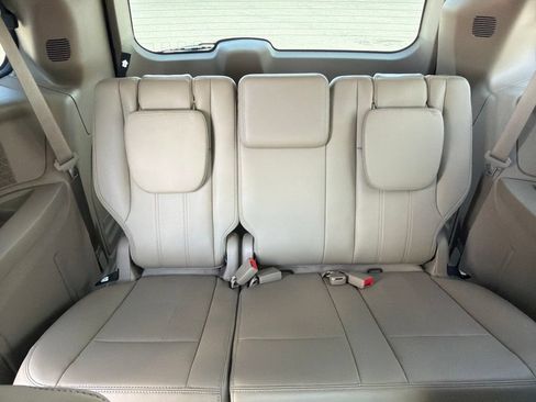 Used 2013 Chrysler Town & Country Touring-L w/ Driver Convenience Group FWD image 21