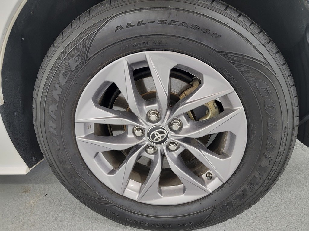 Used 2024 Toyota Sienna LE FWD image 11