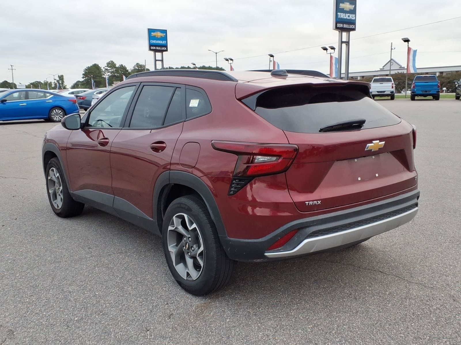 Used 2025 Chevrolet Trax LT FWD image 3