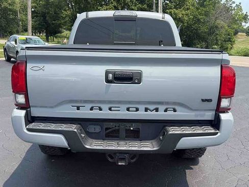 Used 2019 Toyota Tacoma TRD Sport AWD/4WD image 5