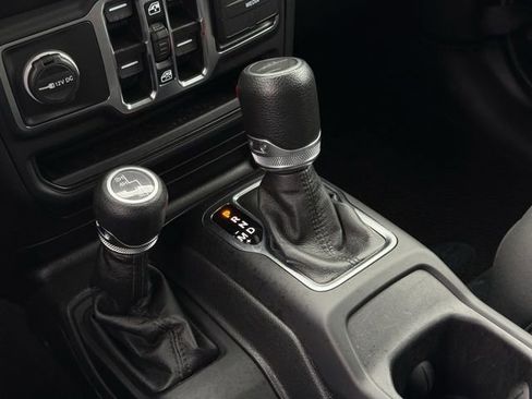 Used 2023 Jeep Gladiator Sport AWD/4WD image 18
