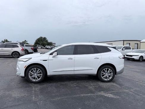 Used 2022 Buick Enclave Essence w/ Experience Buick Package FWD image 2