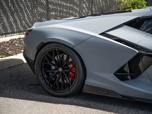 Used 2024 Lamborghini Revuelto AWD/4WD image 28