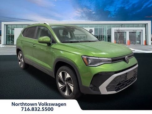 New 2025 Volkswagen Taos SE image 1