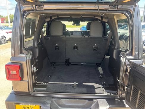 Used 2025 Jeep Wrangler Unlimited Sahara AWD/4WD image 31