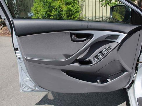 Used 2015 Hyundai Elantra SE w/ Option Group 02 FWD image 10