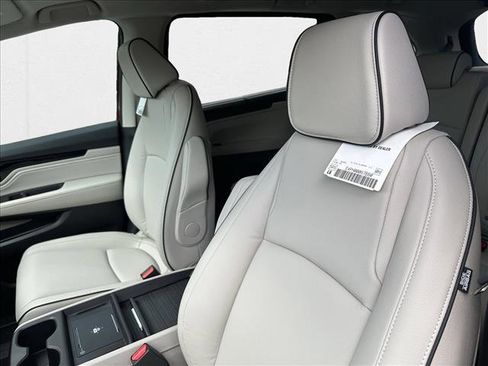 New 2026 Honda Odyssey Touring image 4