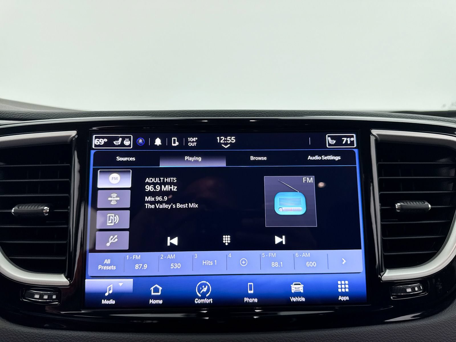 Used 2024 Chrysler Pacifica Touring-L FWD image 19