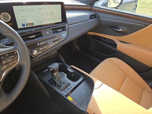 Certified 2025 Lexus ES 300h w/ Premium Package image 38