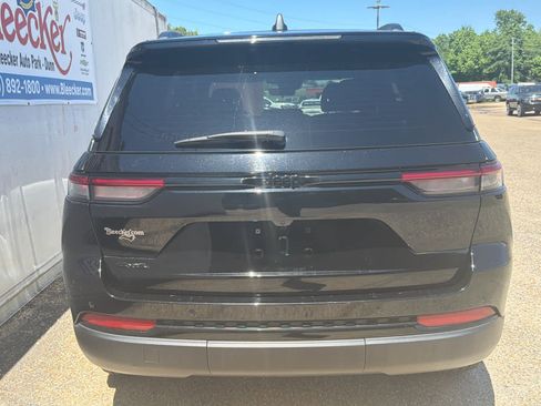 Used 2025 Jeep Grand Cherokee Altitude AWD/4WD image 4