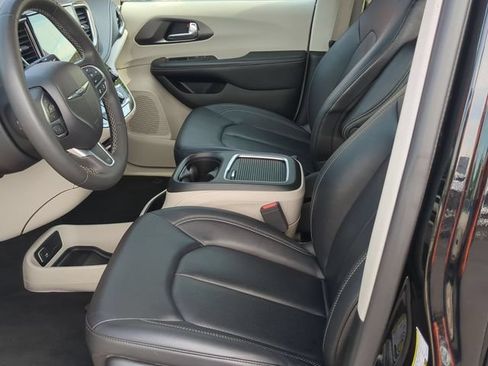 Used 2024 Chrysler Pacifica Limited FWD image 15