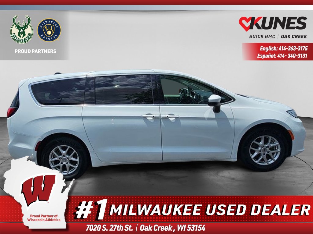 Used 2023 Chrysler Pacifica Touring-L FWD image 2