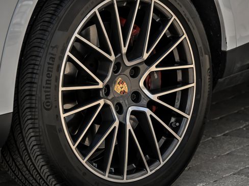 Used 2023 Porsche Cayenne AWD/4WD image 7