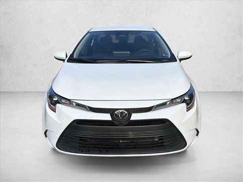 Used 2025 Toyota Corolla LE image 2