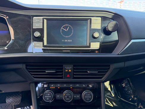 Used 2022 Volkswagen Jetta SE image 26