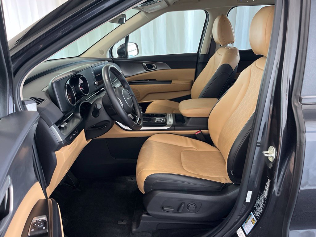 Used 2024 Kia Carnival LX FWD image 3