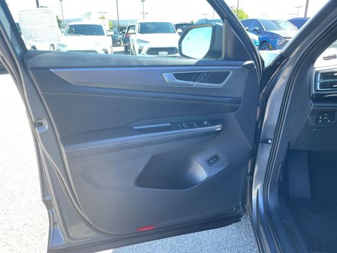 Used 2025 Volkswagen Atlas Cross Sport SE image 18