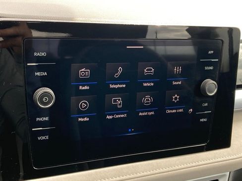 Used 2025 Volkswagen Taos SE image 18