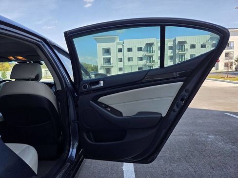 Used 2014 Kia Cadenza Premium w/ Technology Package image 28