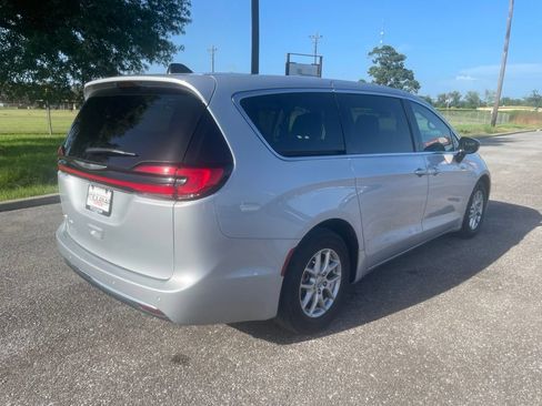Used 2024 Chrysler Pacifica Touring-L FWD image 7