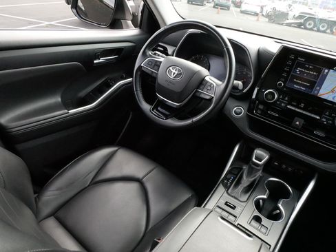 Used 2021 Toyota Highlander XLE AWD/4WD image 9