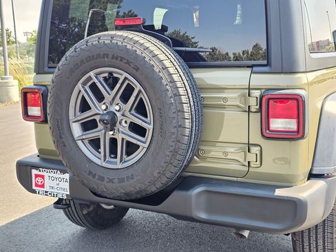 Used 2025 Jeep Wrangler Sport AWD/4WD image 13