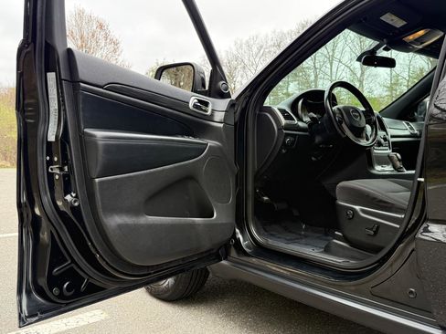 Used 2020 Jeep Grand Cherokee Laredo AWD/4WD image 12