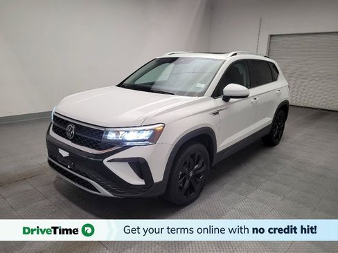 Used 2023 Volkswagen Taos SE w/ Panoramic Sunroof Package FWD image 1