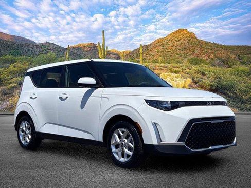 Used 2024 Kia Soul LX w/ Option Group 015 FWD image 2