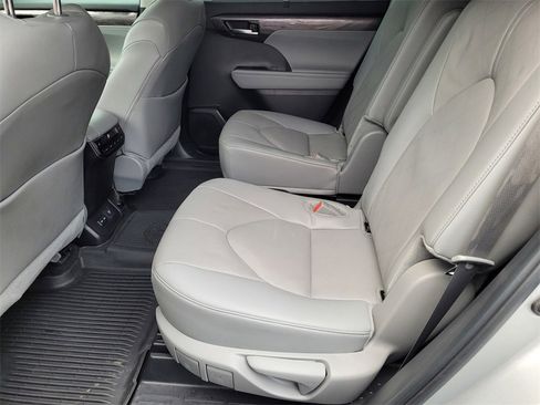 Used 2024 Toyota Highlander Platinum image 8