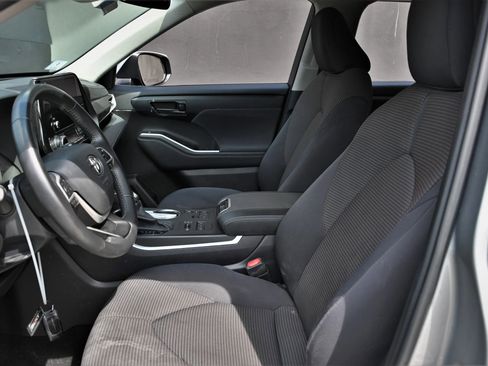 Used 2024 Toyota Highlander LE image 16