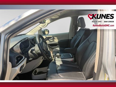 Used 2024 Chrysler Pacifica Touring-L FWD image 22