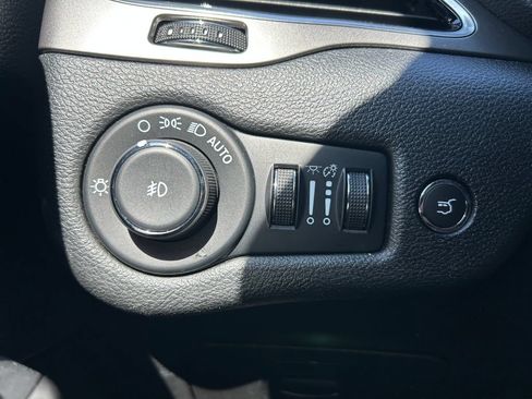 Used 2022 Jeep Cherokee Limited AWD/4WD image 19