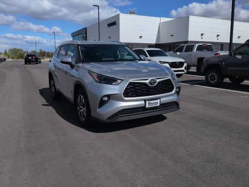 Used 2024 Toyota Highlander XLE AWD/4WD image 1