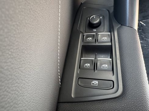 Used 2023 Volkswagen Tiguan SE image 27