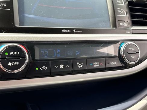 Used 2014 Toyota Highlander XLE FWD image 16