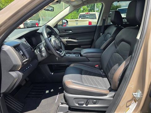 Used 2024 Nissan Pathfinder Platinum w/ Cargo Package AWD/4WD image 12