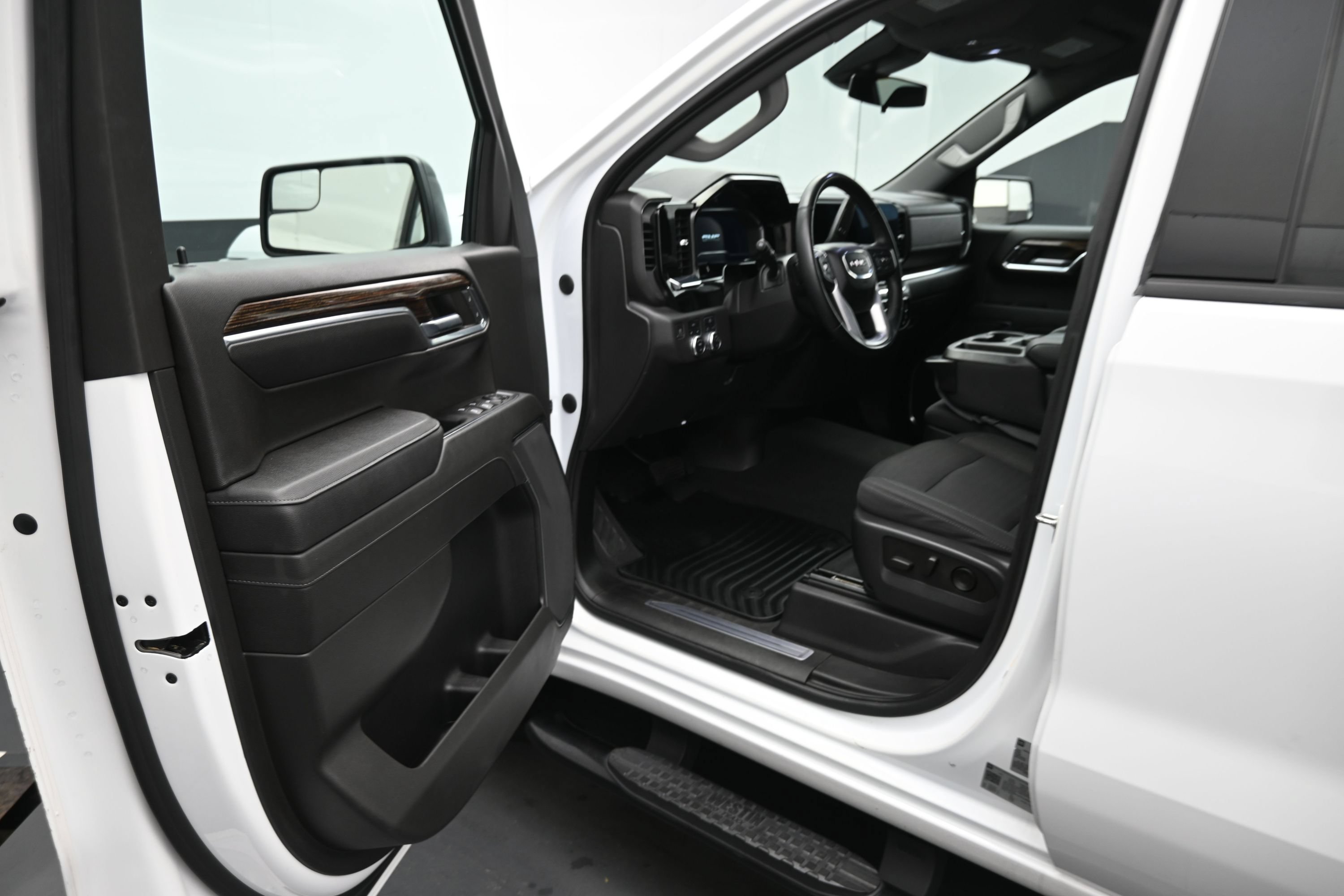 Used 2023 GMC Sierra 1500 Elevation AWD/4WD image 5