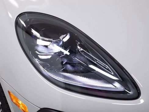 Certified 2025 Porsche Macan image 33