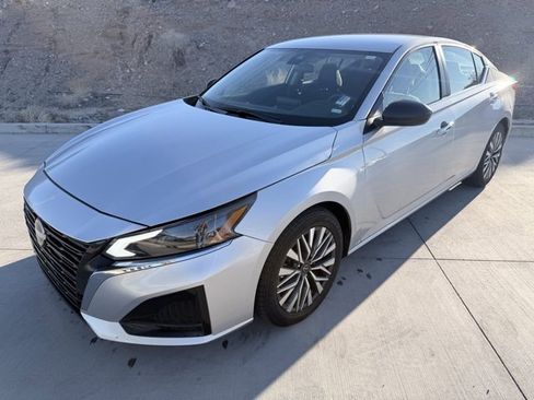 Used 2024 Nissan Altima 2.5 SV image 1