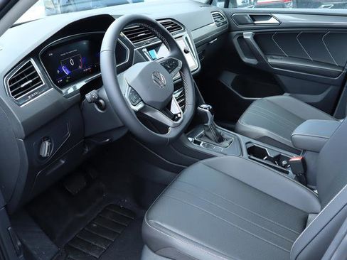 New 2024 Volkswagen Tiguan SE w/ Panoramic Sunroof Package image 9