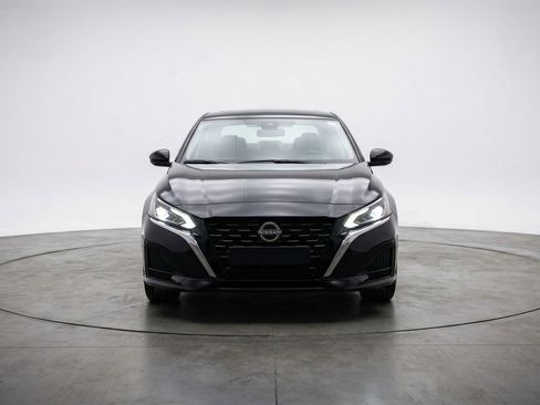 Used 2025 Nissan Altima 2.5 SV image 2