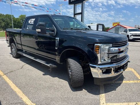 Used 2018 Ford F250 Lariat w/ Lariat Value Package AWD/4WD image 2