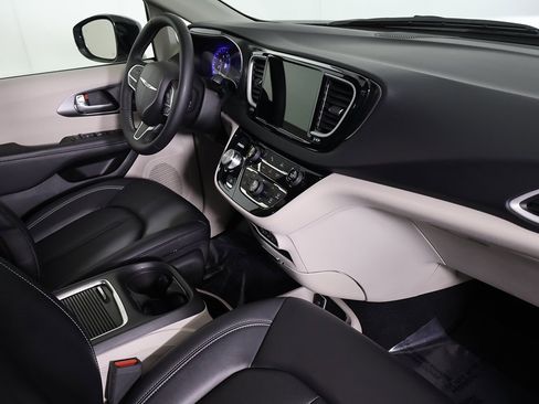 Used 2024 Chrysler Pacifica Touring-L image 27