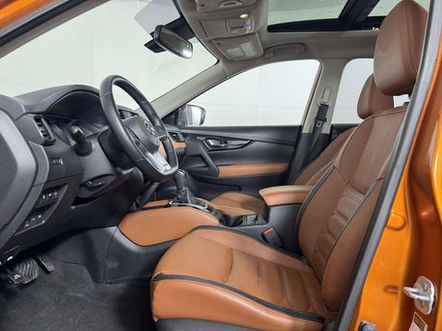 Used 2017 Nissan Rogue SL w/ SL Premium Package image 4