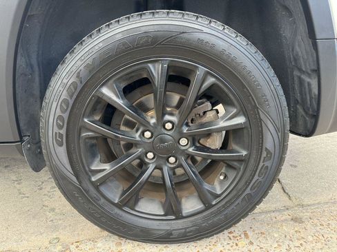 Used 2019 Jeep Cherokee Latitude w/ Popular Appearance Group image 9